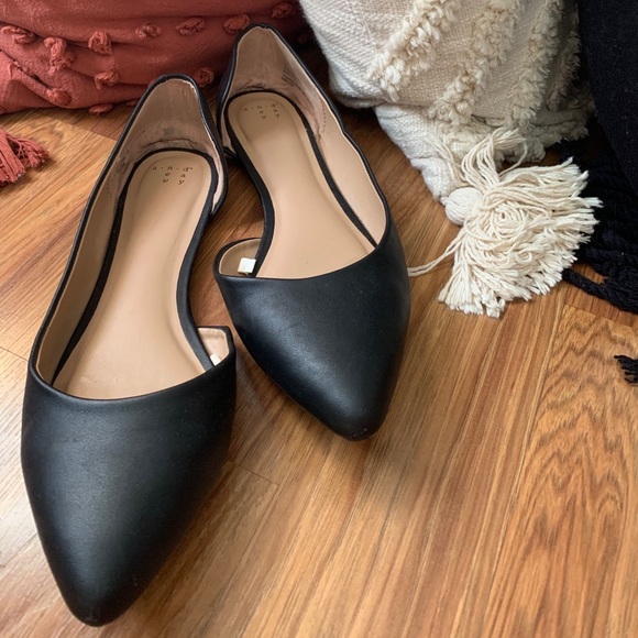 Black Pointed Flats - Picture 1 of 2